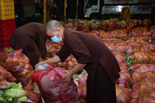 Continuing to support people in need in the Covid-19 pandemic of Hoang Phap Pagoda (series 4)